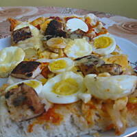 Pizza z kurczakiem z papirusa w ziołach prowansalskich z jajkiem i kukurydzą