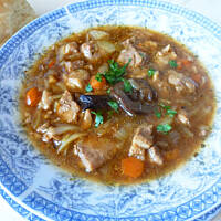 Gulasz wieprzowy z grzybami i suszonymi śliwkami