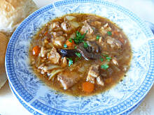 Fot. Mama - Różyczki, Gulasz wieprzowy z grzybami i suszonymi śliwkami