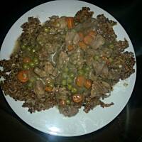 Gulasz z baraniny z plackami z kaszy gryczanej