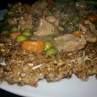 Gulasz z baraniny z plackami z kaszy gryczanej