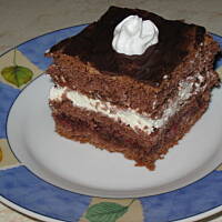 Torcik kakaowy z bitą śmietaną.