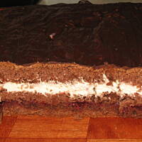 Torcik kakaowy z bitą śmietaną.