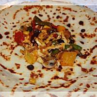 Naleśniki po meksykańsku z sosem czosnkowym.