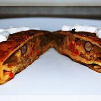 Naleśniki po meksykańsku z sosem czosnkowym.