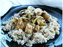 Fot. OstraNaSłodko, Cebulowy kurczak na poduszce