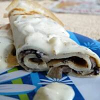 Naleśniki z pieczarkami i sosem czosnkowym