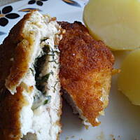 Kotlety z koperkowo - pietruszkowym masłem serem otulone