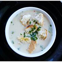 " Krem serowo - cebulowy z czosnkowymi grzankami "