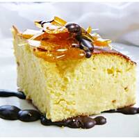 Puszysty sernik w złotej biżuterii