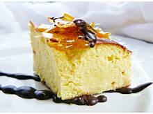 Fot. OstraNaSłodko, Puszysty sernik w złotej biżuterii