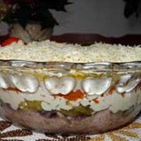 Sałatka warstwowa z tuńczykiem