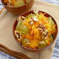 Surówka z dyni z winogronami i orzechami