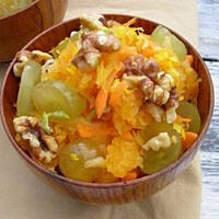 Surówka z dyni z winogronami i orzechami