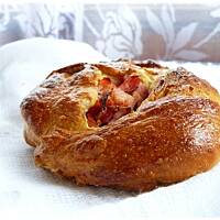 Drożdżowe róże z szynkowo - pieczarkowym nadzieniem