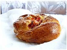 Fot. OstraNaSłodko, Drożdżowe róże z szynkowo - pieczarkowym nadzieniem