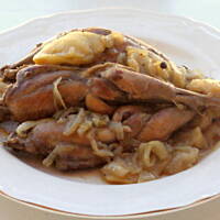 Perliczka duszona w jabłkach i cebuli