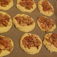 Bułki z wędzonym kurczakiem.