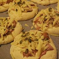 Bułki z wędzonym kurczakiem.