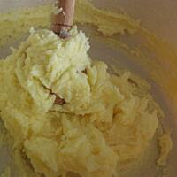 Szarlotka z dodatkiem śliwek.