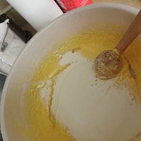 Szarlotka z dodatkiem śliwek.