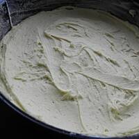 Szarlotka z dodatkiem śliwek.