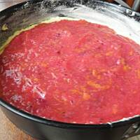 Szarlotka z dodatkiem śliwek.