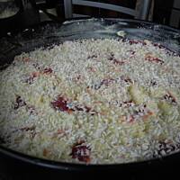 Szarlotka z dodatkiem śliwek.