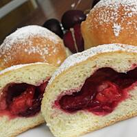 Bułeczki z czereśnią i truskawką.