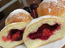 Fot. msewka, Bułeczki z czereśnią i truskawką.