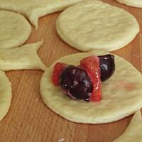 Bułeczki z czereśnią i truskawką.