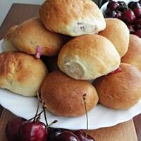 Bułeczki z czereśnią i truskawką.