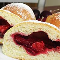 Bułeczki z czereśnią i truskawką.