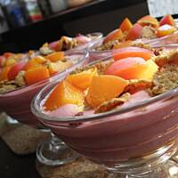 Szybki deser truskawkowo-morelowy.