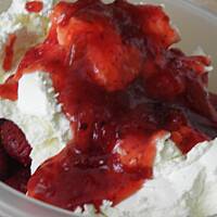 Szybki deser truskawkowo-morelowy.