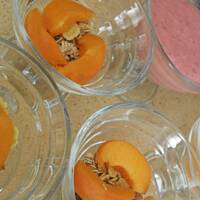 Szybki deser truskawkowo-morelowy.