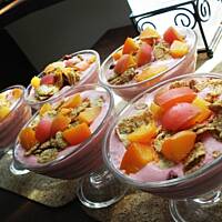 Szybki deser truskawkowo-morelowy.