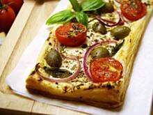 Fot. APM, Tarta na cieście francuskim z fetą oliwkami i pomidorkami