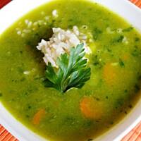 Zupa brokułowa z ryżem pełnoziarnistym