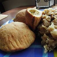 Pierogi pieczone z farszem mięsnym.