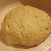 Pierogi pieczone z farszem mięsnym.