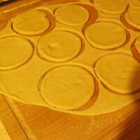 Pierogi pieczone z farszem mięsnym.