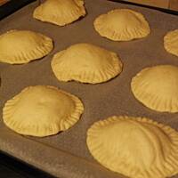 Pierogi pieczone z farszem mięsnym.