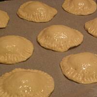 Pierogi pieczone z farszem mięsnym.