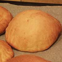 Pierogi pieczone z farszem mięsnym.