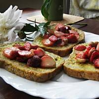 Grzanki z truskawkami na Dzień Dziecka.