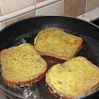 Grzanki z truskawkami na Dzień Dziecka.