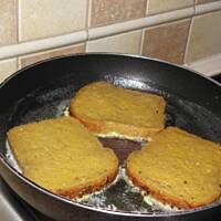 Grzanki z truskawkami na Dzień Dziecka.