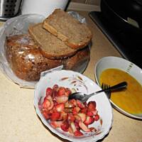 Grzanki z truskawkami na Dzień Dziecka.