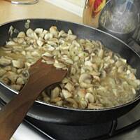 Młoda kapusta z pieczarkami.